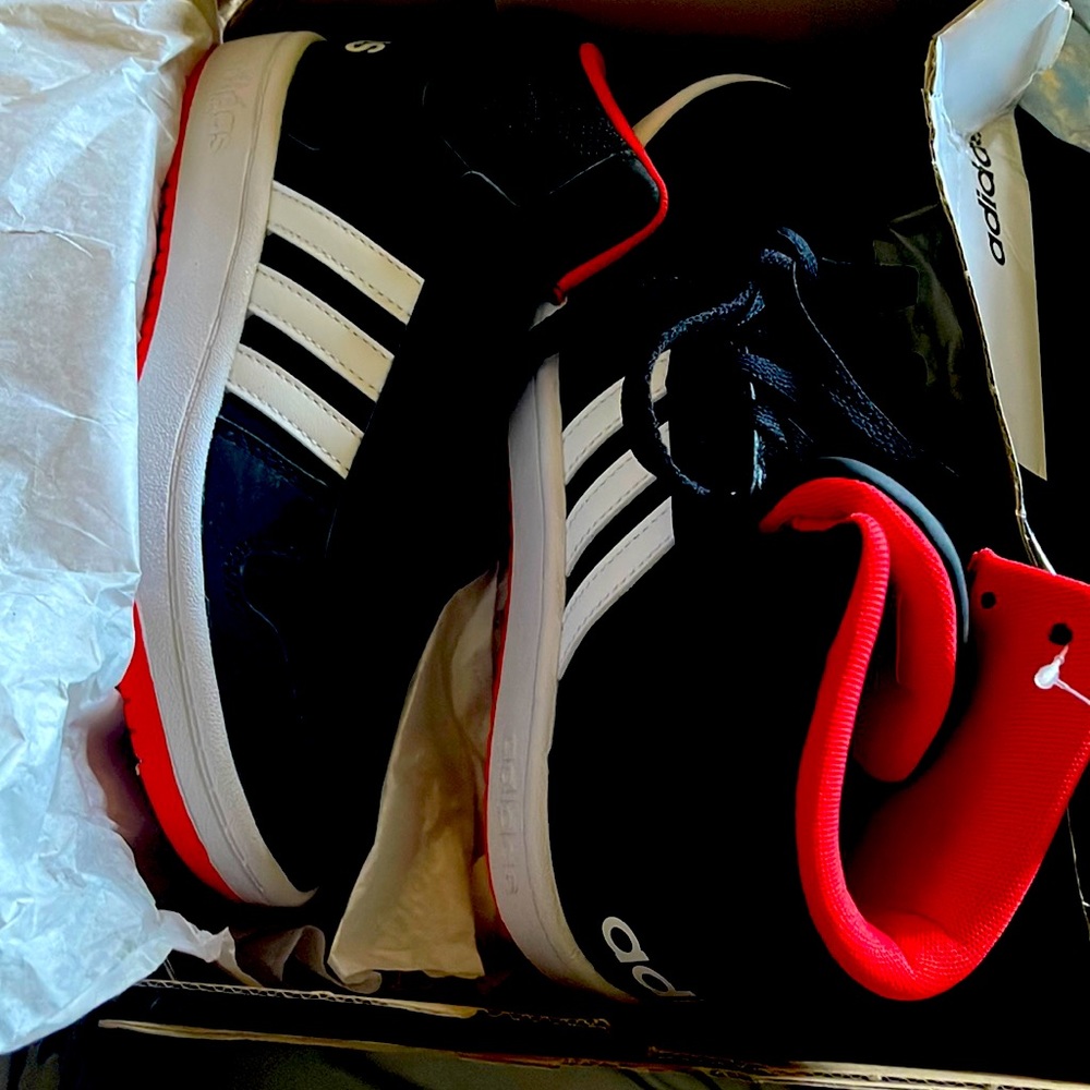 Brand New Navy Blue with Orange lined Adidas. Size 4Y. Original box included.!